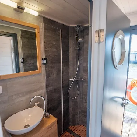 Botel Floatinghouse Miami Woma D13 *