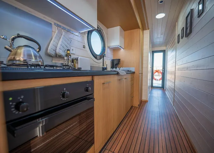 بوتيل Floatinghouse Miami Woma D13 *