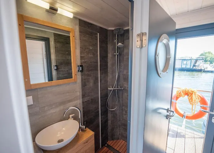 بوتيل Floatinghouse Miami Woma D13 *